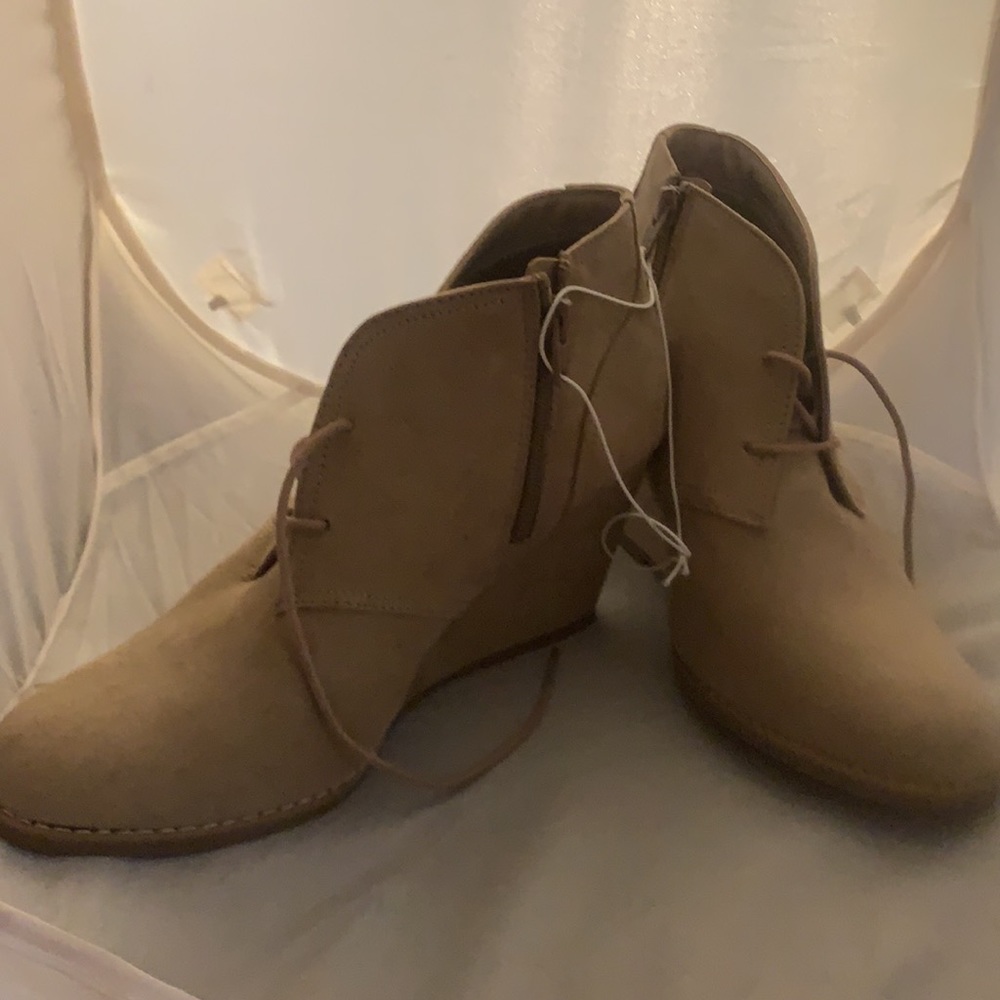 Women’s Size 10W Brown Suede Wedged Booties NEW - Picture 2 of 8
